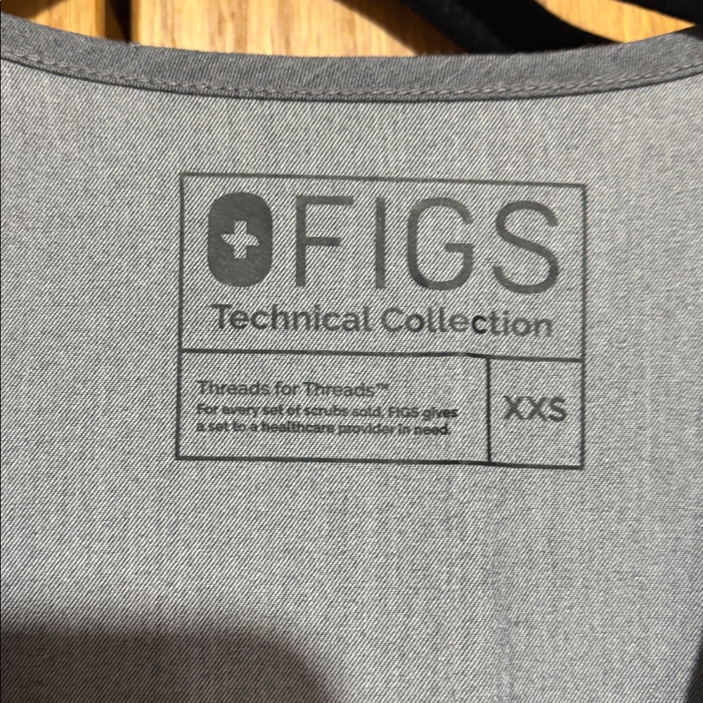 Figs women's XXS casma three-pocket scrub top in graphite gray - Picture 4 of 7
